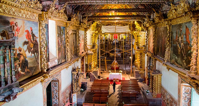 Interior de la iglesia San Pedro Apóstol en el pueblo de Andahuaylillas
